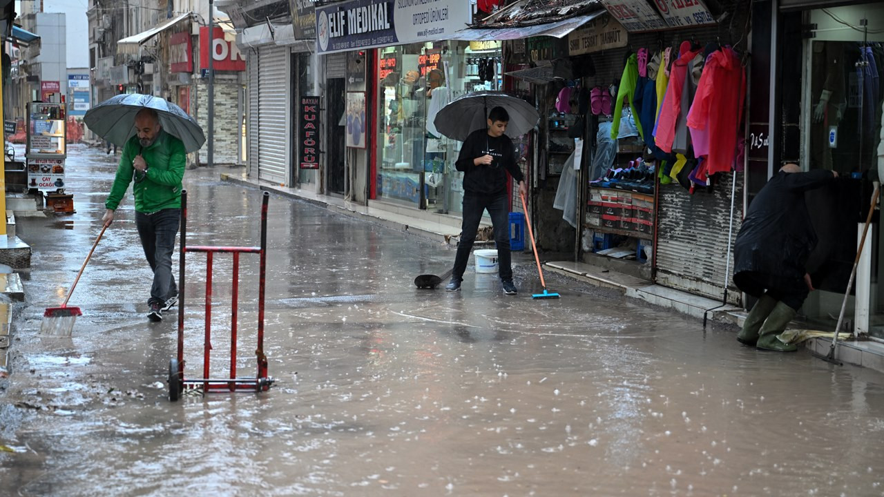 İzmir'de sağanak: Yolları su bastı, ulaşım aksadı