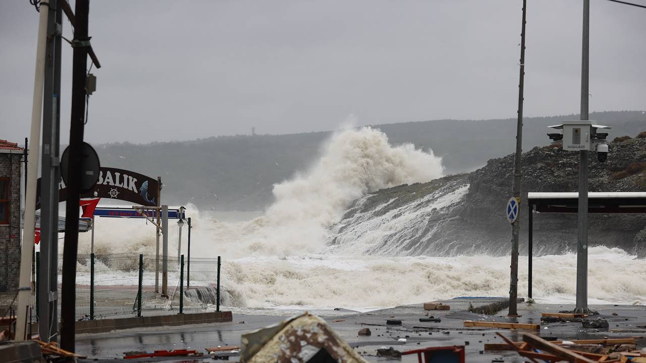 Yurtta fırtına ve sağanak etkili: Yolları su bastı, sahildeki yapılar zarar gördü