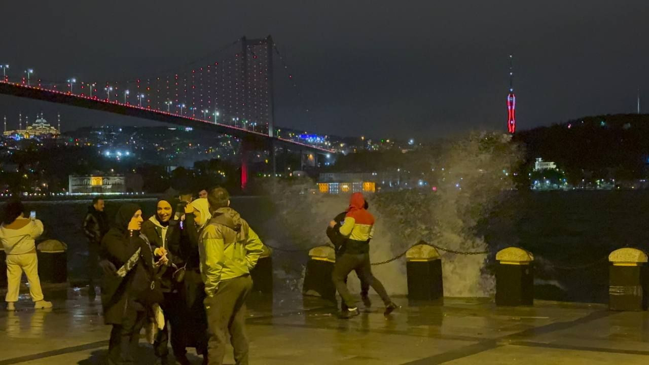 İstanbul'da fırtına hayatı olumsuz etkiliyor: 1 kişi hayatını kaybetti - Sayfa 1