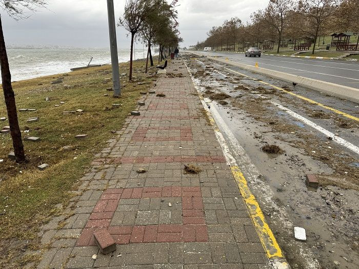 İstanbul'da fırtına hayatı olumsuz etkiliyor: 1 kişi hayatını kaybetti - Sayfa 3