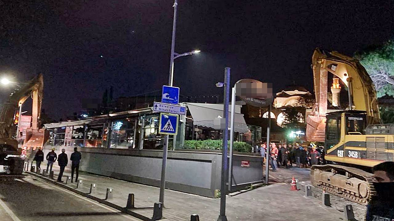 İBB, Üsküdar'daki 'kaçak kafe'yi yıktı