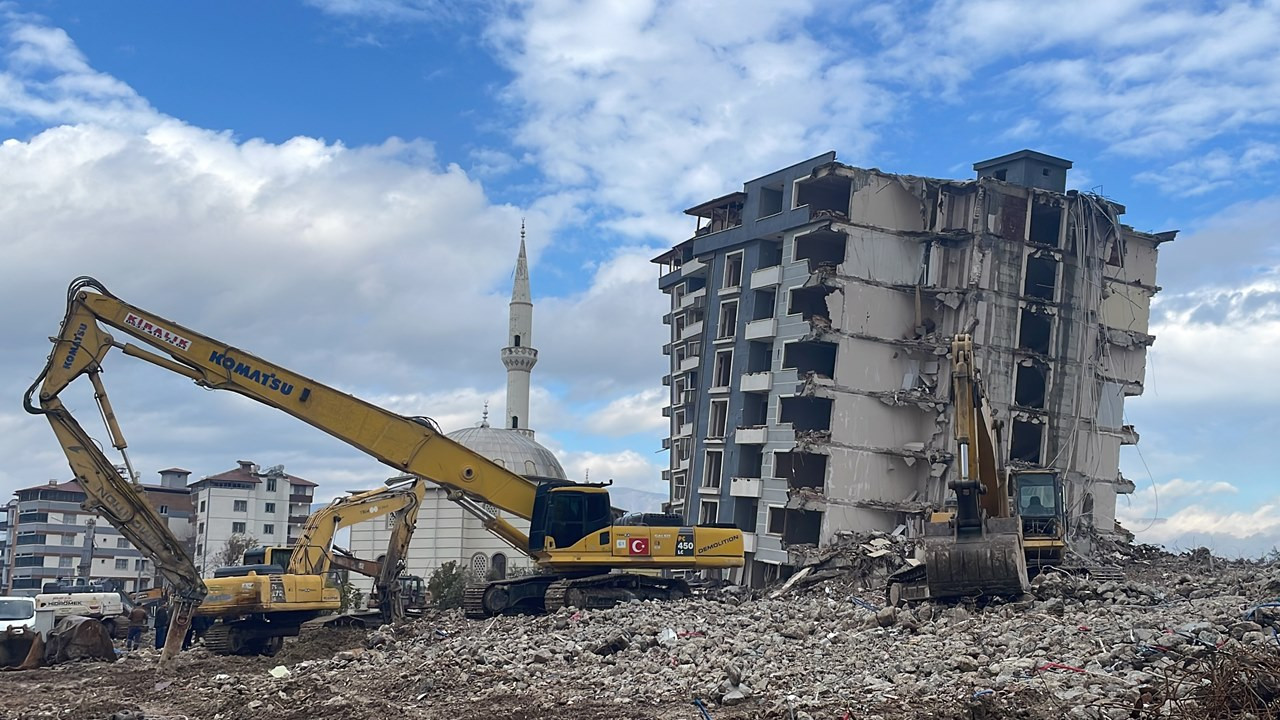 Depremde hasar alan dört bina daha yıkıldı