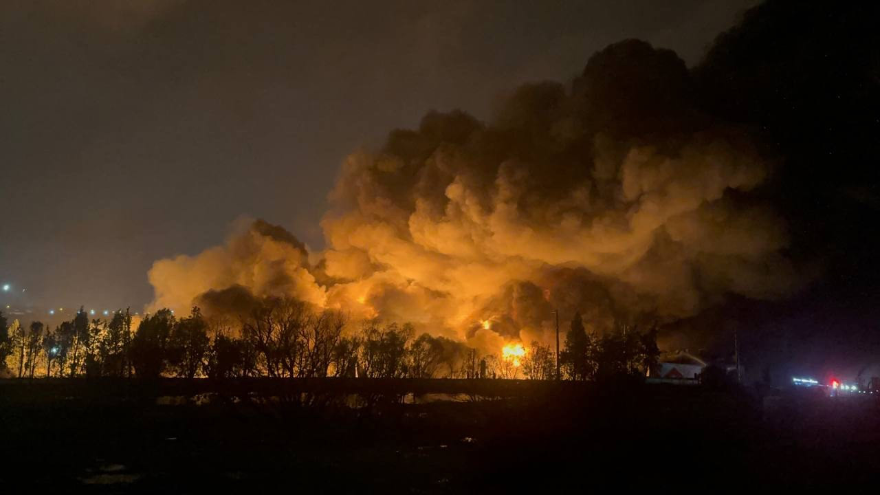Kocaeli'de kimyasal madde bulunan depoda büyük yangın