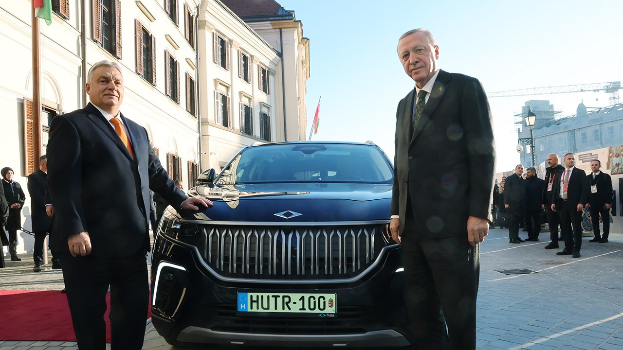 Cumhurbaşkanı Erdoğan, Orban’a Togg hediye etti