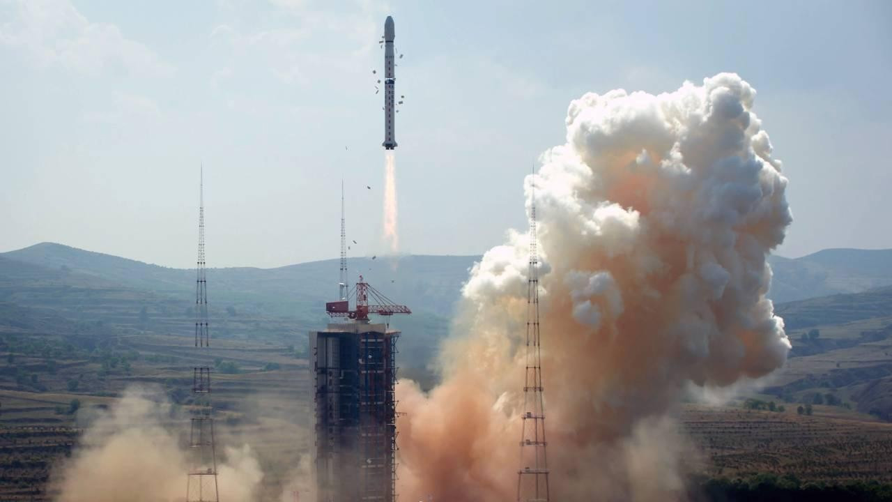 Çin, yapay zekalı ilk ticari uydusunu fırlattı