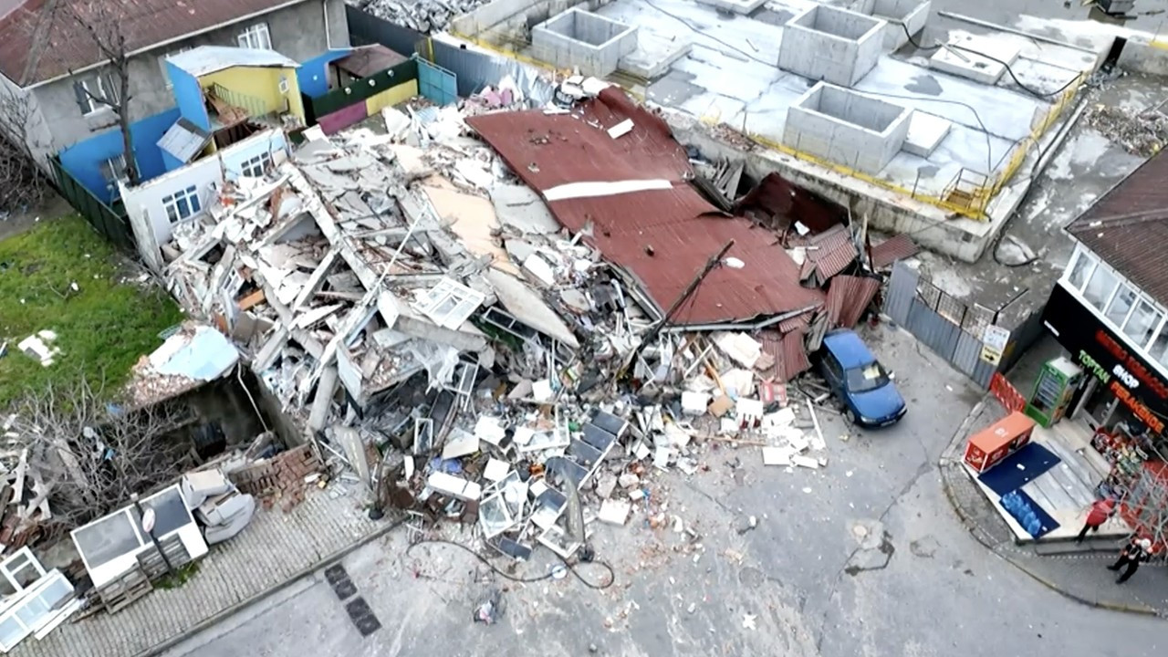 Ümraniye'de bitişik haldeki iki bina çöktü