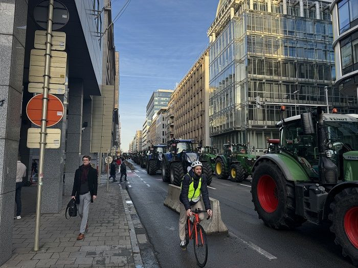 Çiftçiler traktörleriyle Avrupa Parlamento binasını kuşattı - Sayfa 1