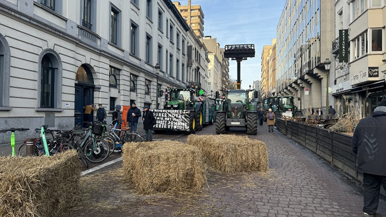 Çiftçiler traktörleriyle Avrupa Parlamento binasını kuşattı