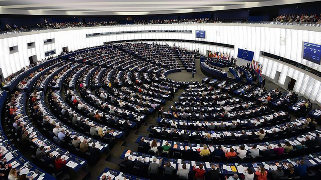 Avrupa Parlamentosu komiteleri, yapay zekâya katı kurallar yasasını onadı