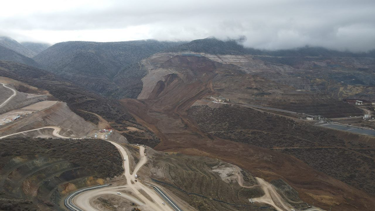 Altın madenindeki toprak kayması havadan görüntülendi - Sayfa 2