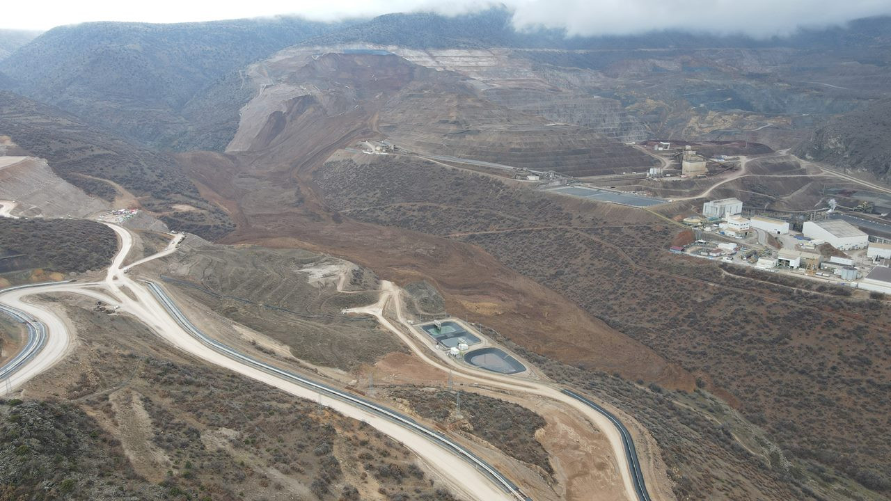 Altın madenindeki toprak kayması havadan görüntülendi