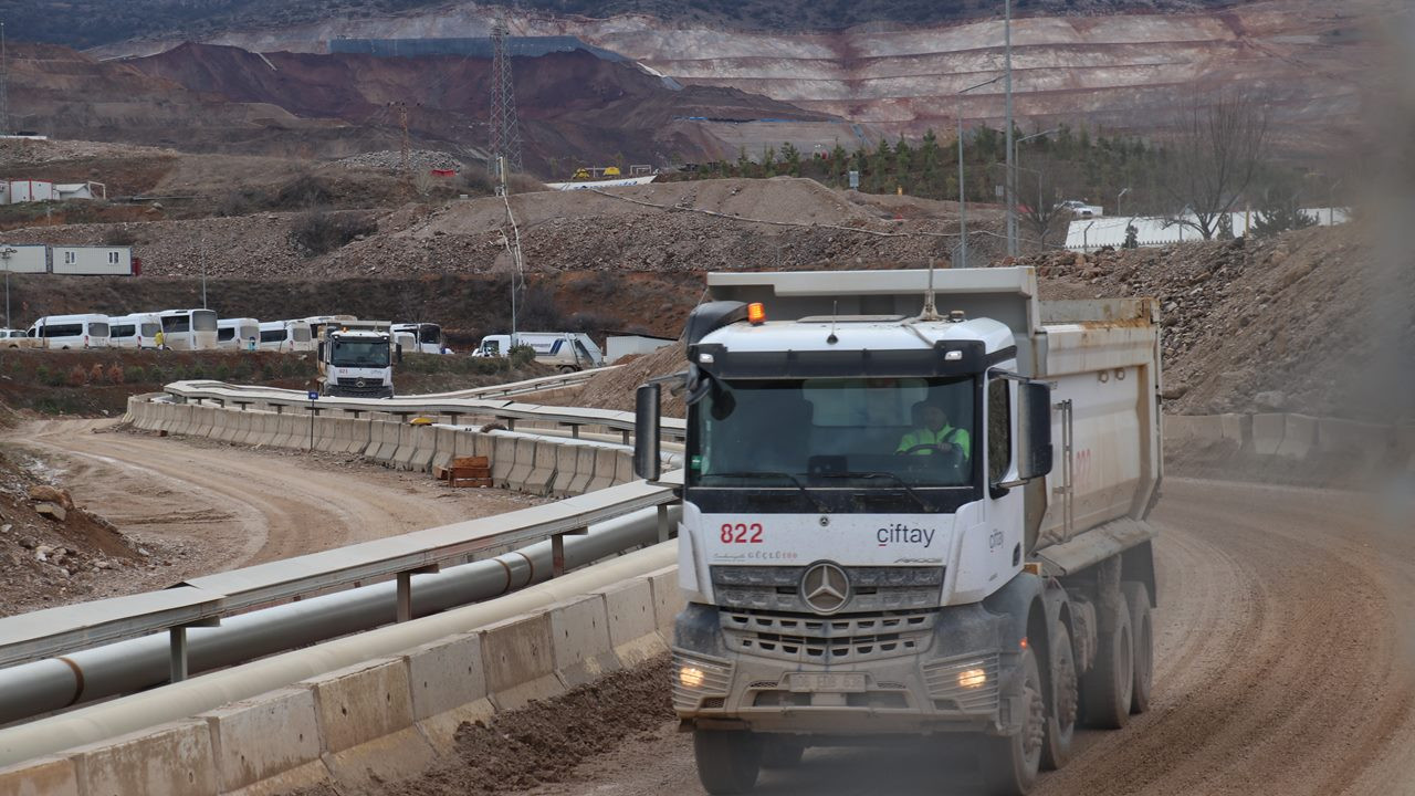 Yerlikaya: İliç'te günlük 1500 kamyon toprak kaldırılıyor