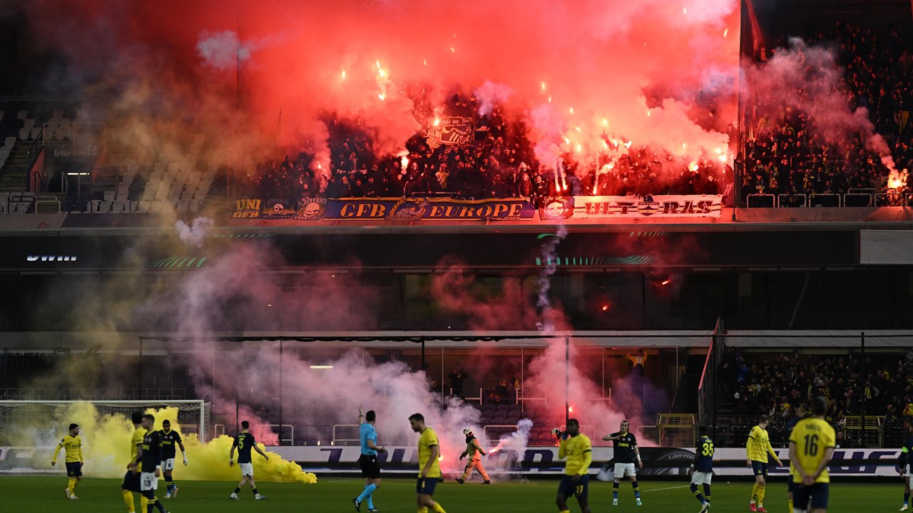 UEFA'dan Fenerbahçe'ye üç maç seyircisiz oynama cezası