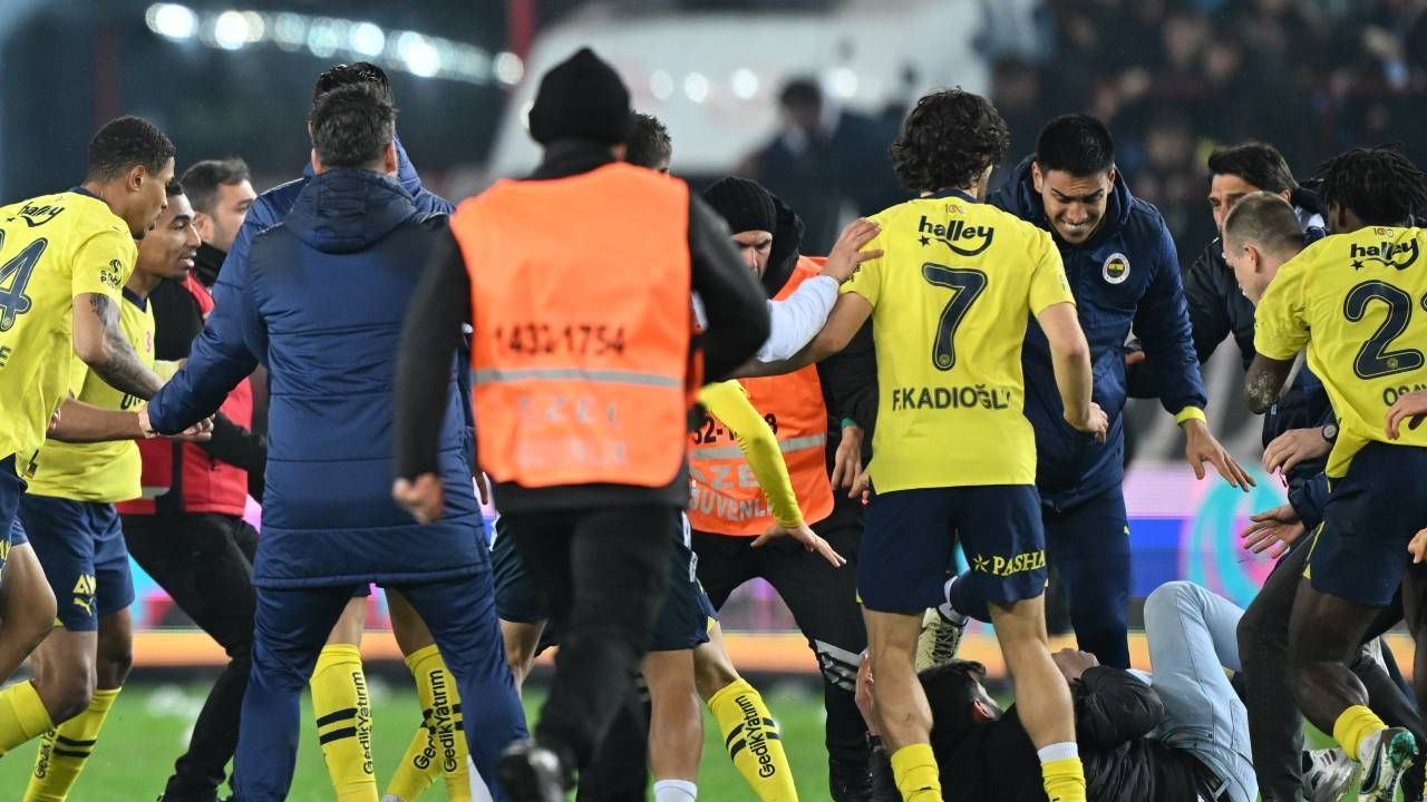 Trabzonspor - Fenerbahçe maçındaki gerginlik dünya basınında: İşte maç sonundan o fotoğraflar... - Sayfa 4