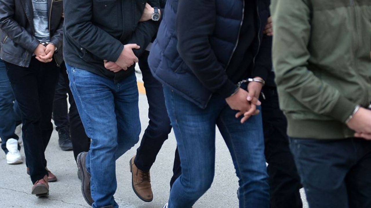 Ali Yerlikaya İzmir merkezli 3 ildeki eş zamanlı operasyonu duyurdu: 2 suç örgütü daha çökertildi
