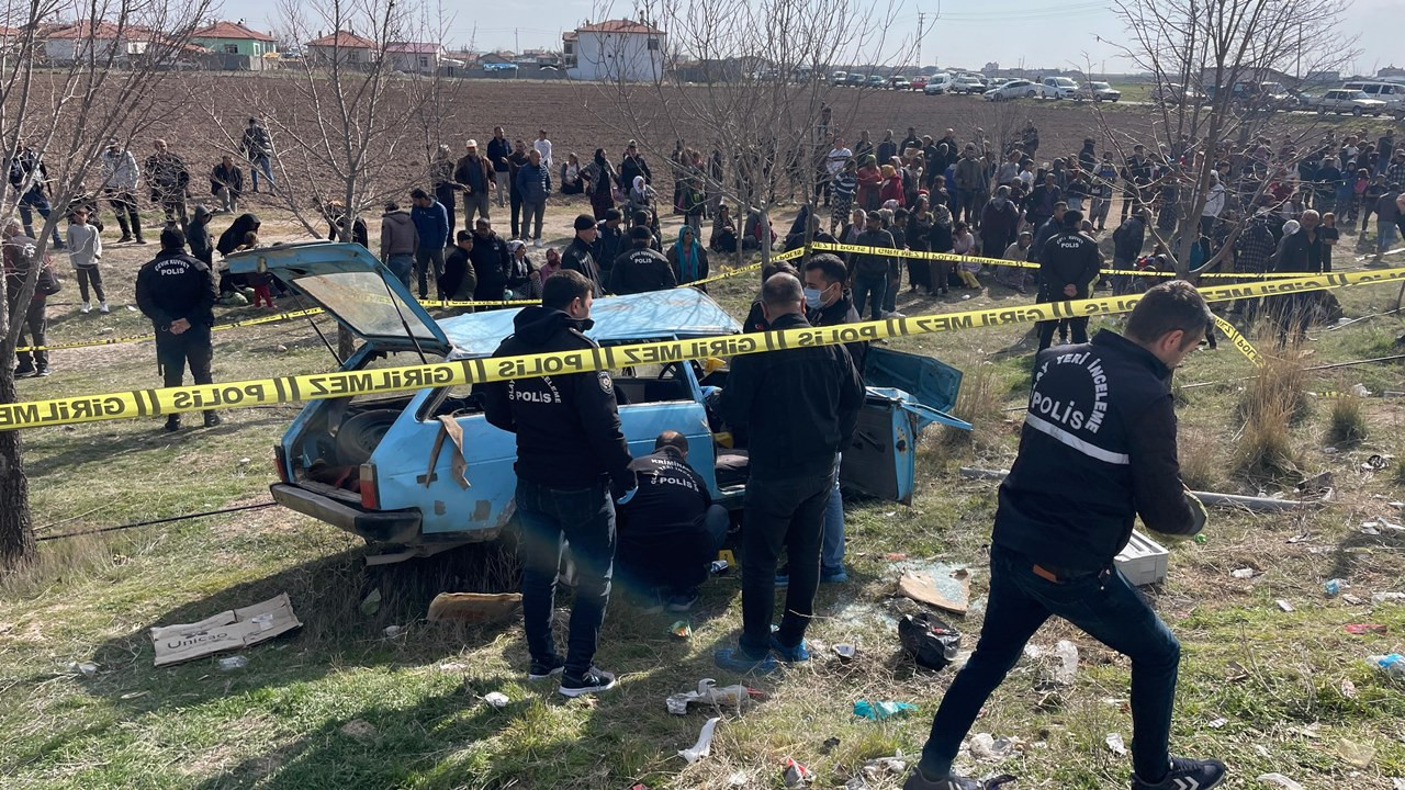 Konya'da otomobil durağa daldı, dört kişi öldü!