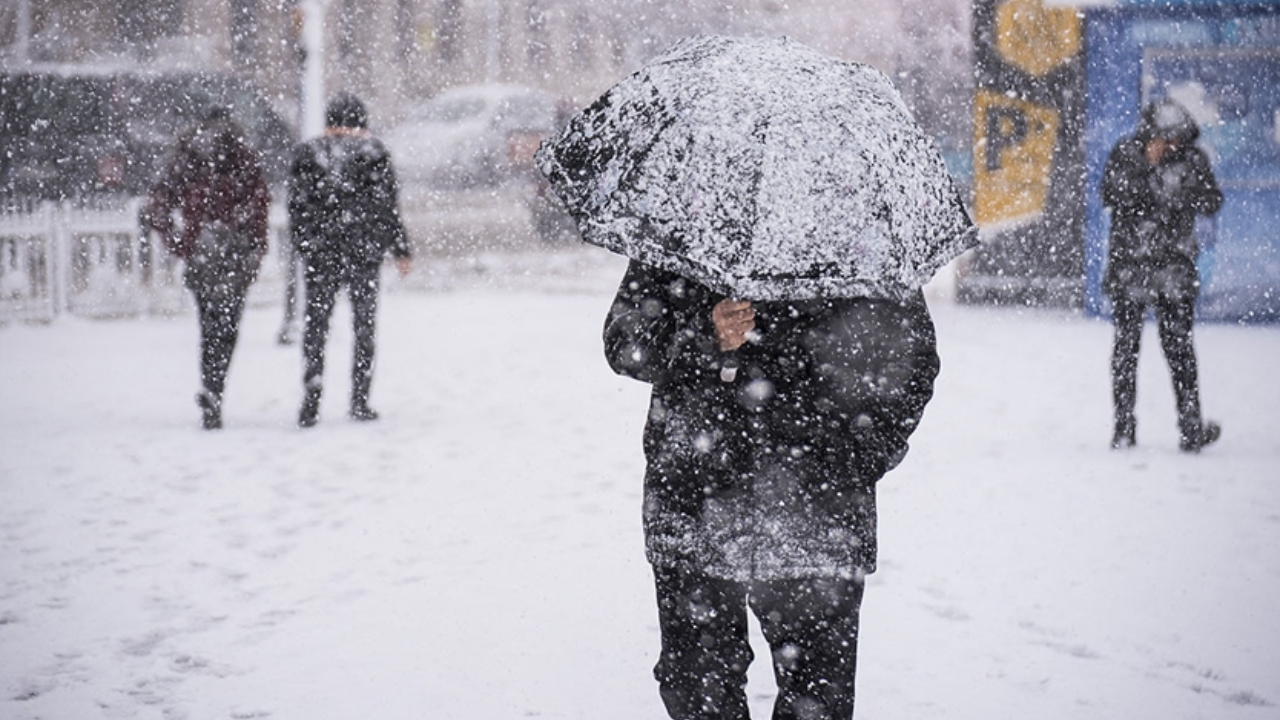 Meteoroloji İstanbul için saat verdi, 17 kente 'sarı' uyarı: Sağanak ve kar yağışı geliyor
