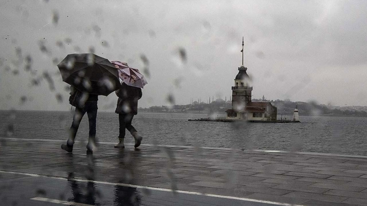 Meteoroloji ve valilik uyarmıştı: İstanbul’da fırtına ve sağanak etkili olmaya başladı