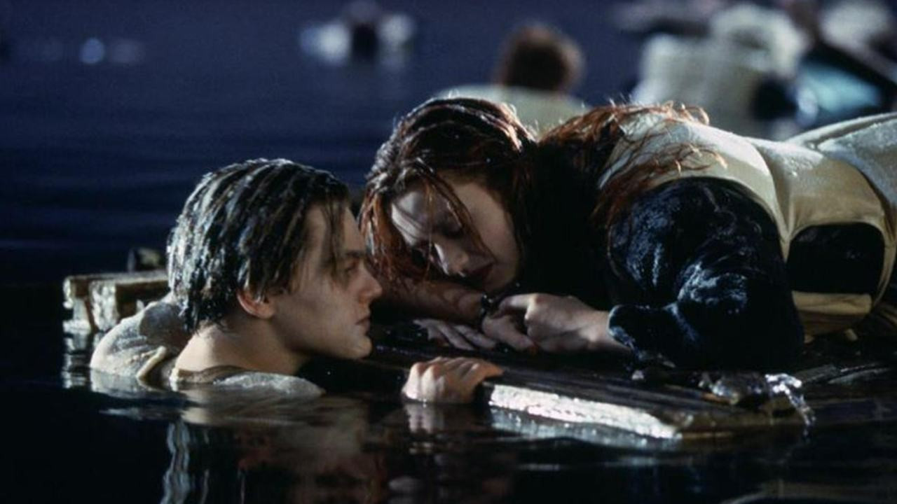 Titanic filminde Rose'u hayatta tutan kapı rekor fiyata satıldı