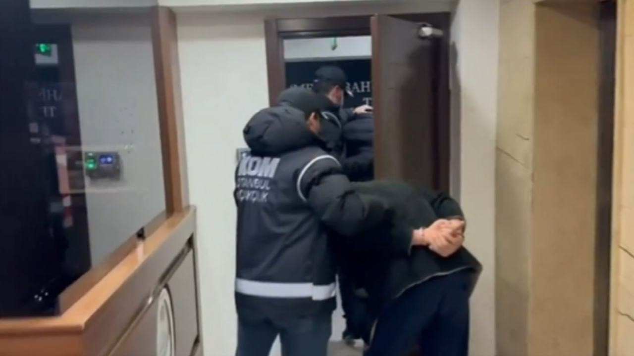 Kırmızı Bültenle aranan 2 kişi İstanbul'da yakalandı