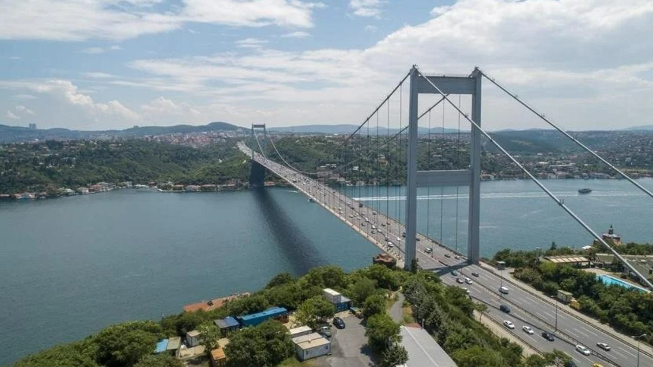 İstanbul Boğazı'nda gemi trafiği açıldı