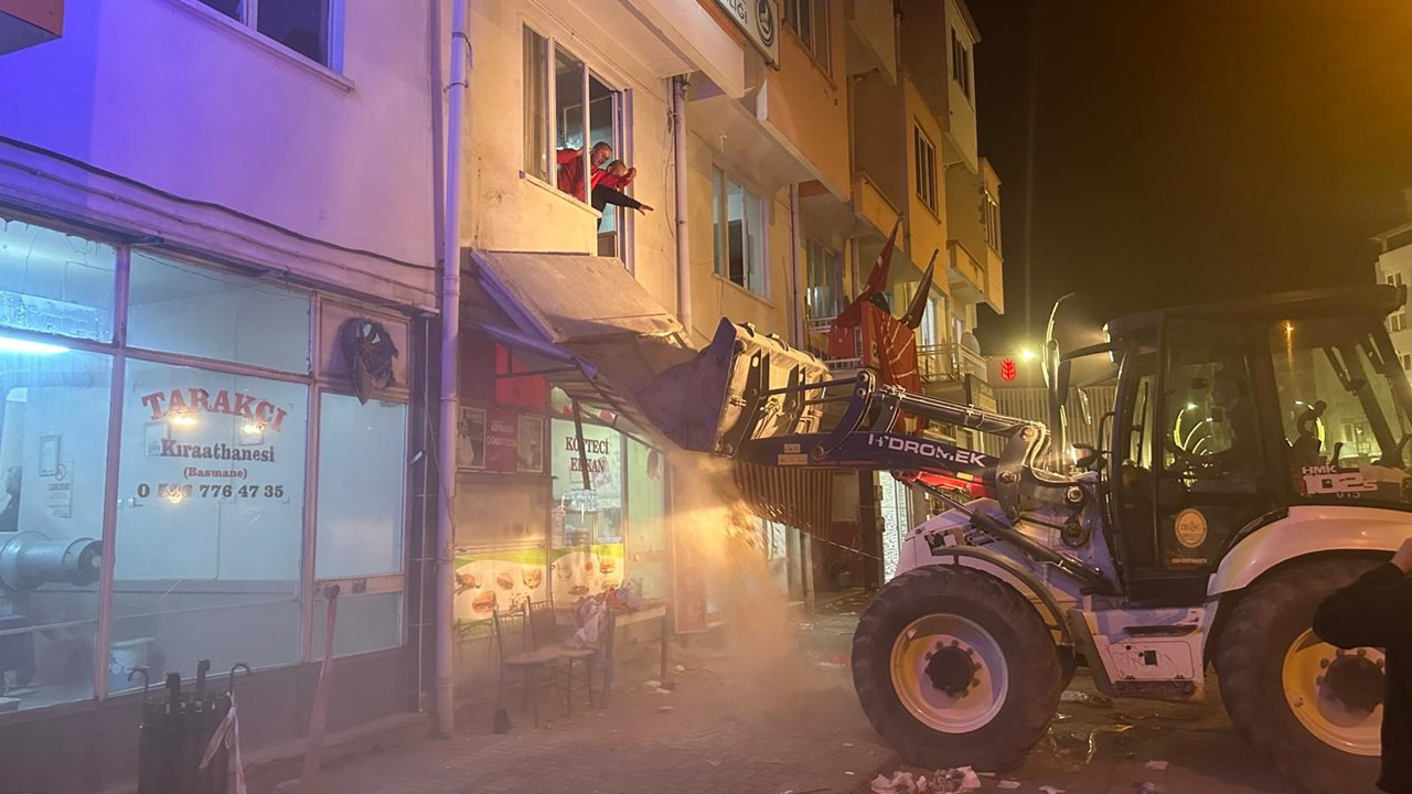 Seçim kutlaması sırasında balkon çöktü, bir kişi öldü