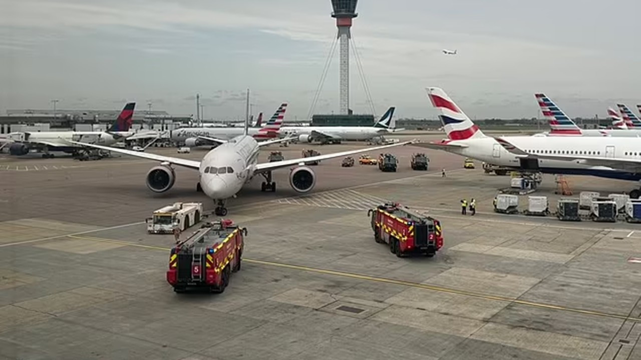 Havalimanında panik: İki yolcu uçağı pistte çarpıştı