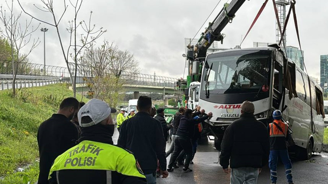 Bahçelievler'de servis minibüsü devrildi: 6 polis yaralandı