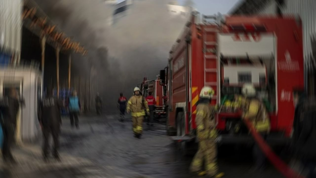 Son dakika... İstanbul'da yediemin otoparkında yangın: Araçlara da sıçradı