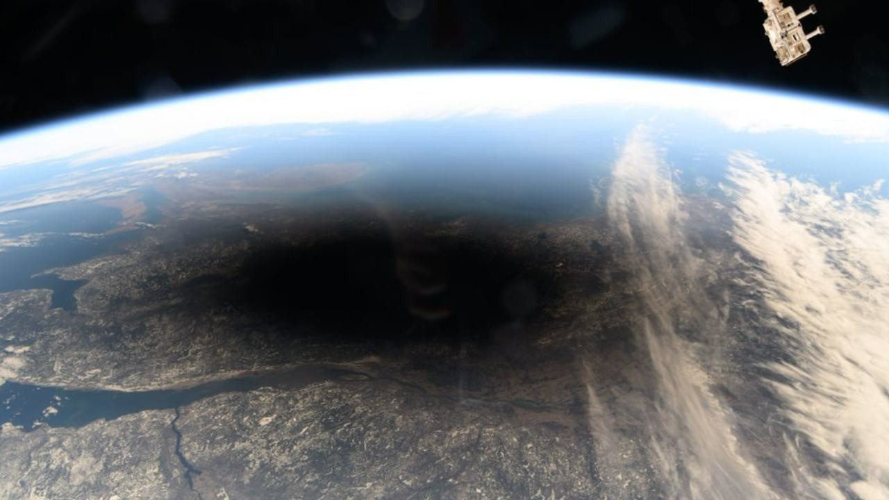 İlk tam Güneş tutulmasının uzaydan çekilen fotoğrafı paylaşıldı