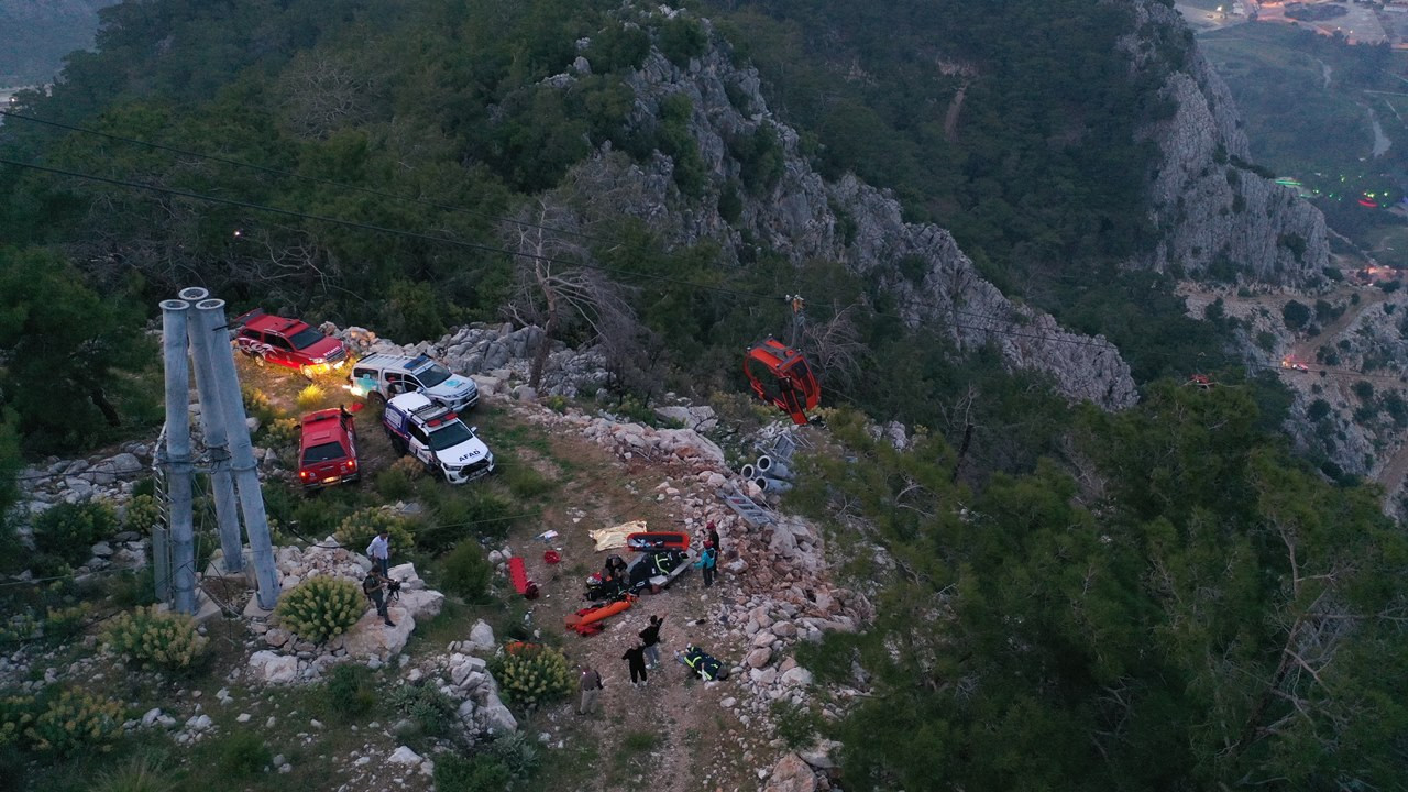 Antalya'da teleferik aracı düştü: Bir kişi öldü; 10 yaralı var