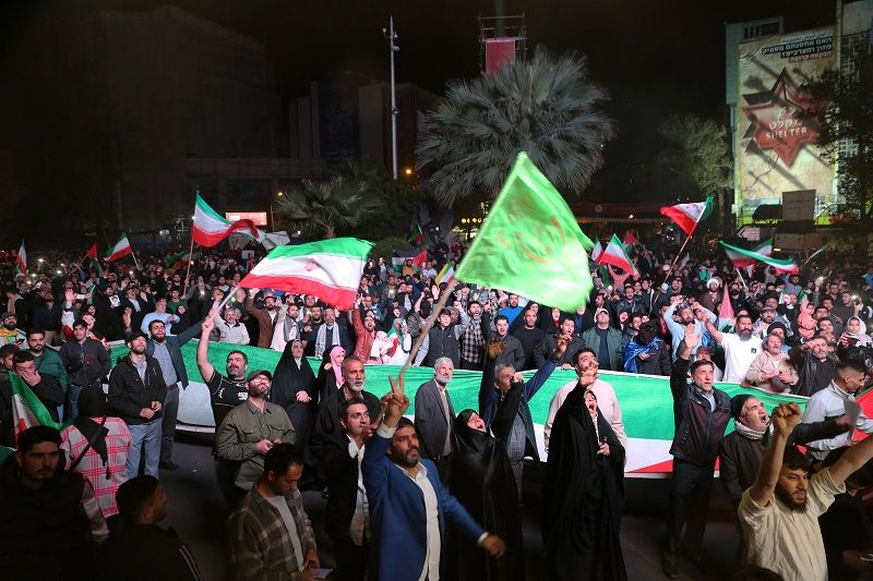 İran'ın İsrail'e saldırısı sonrası Tahran'da kutlama - Sayfa 1