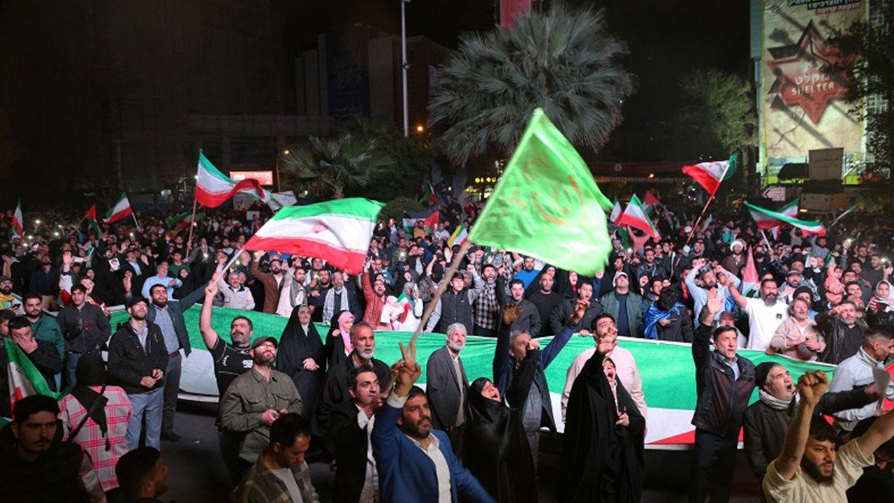 Tahran'da saldırı sonrası kutlamalar yapıldı