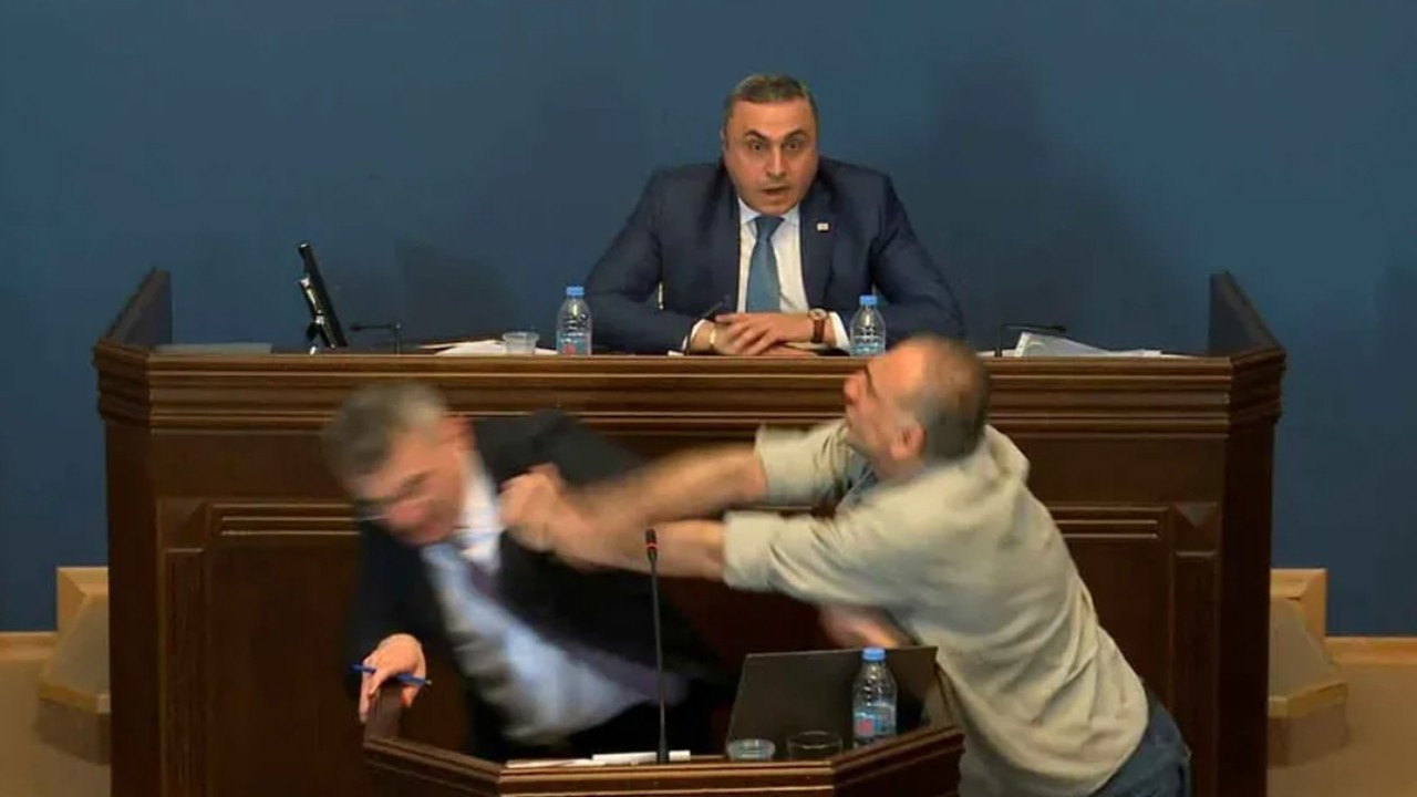 Gürcistan parlamentosunda yumruk yumruğa kavga