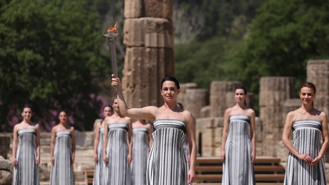 Paris 2024 Olimpiyat Oyunları'nın meşalesi Yunanistan'da yakıldı!
