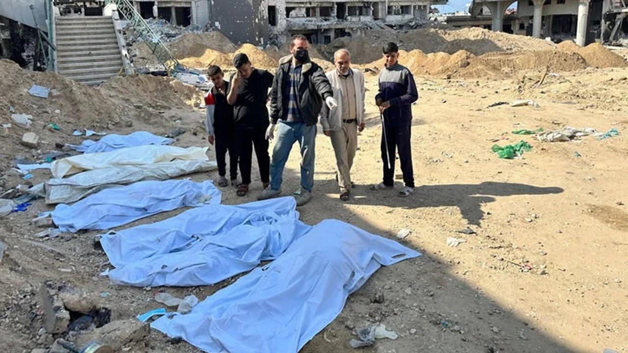 İsrail harabeye çevirmişti: Toplu mezar bulundu