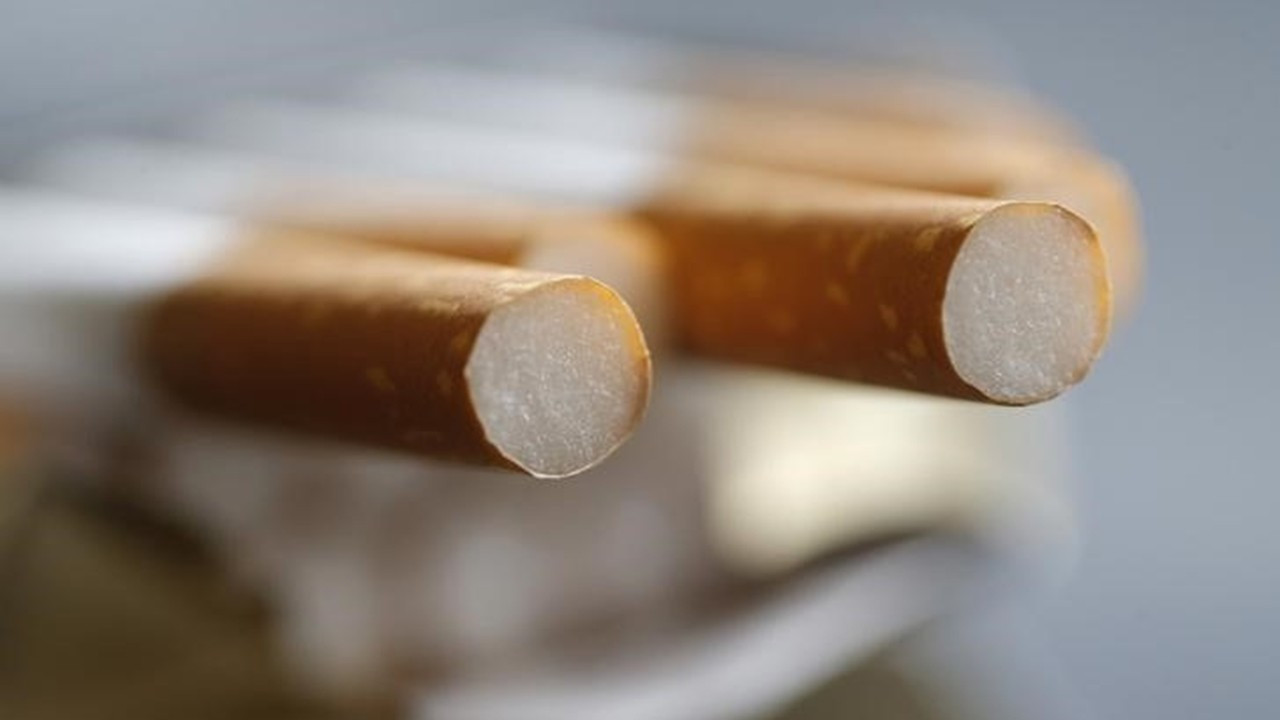 İngiltere'de 'dünyanın en sert sigara yasaklarından' biri meclisten geçti