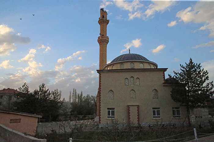  5,6 büyüklüğündeki deprem nedeniyle Sulusaray ilçe merkezindeki Fatih Camii hasar gördü.