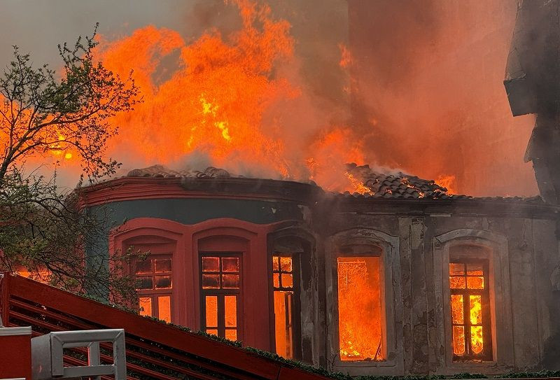 Kırklareli'nde tarihi binada yangın: Alevlere müdahale sürüyor - Sayfa 1