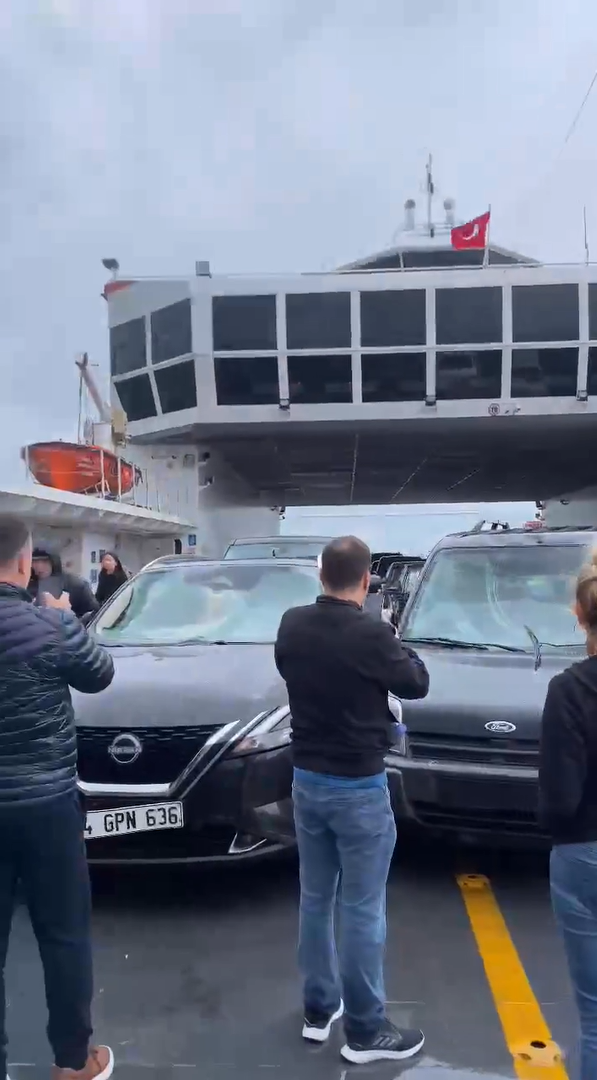 Yalova-İstanbul feribotunda korku dolu anlar: Feribot dalgaların arasında kaldı, araçlar hasar aldı - Sayfa 2