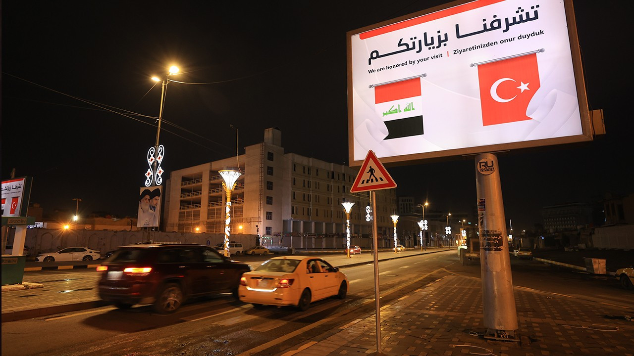 Irak'ta caddelere Türk bayrağı asıldı