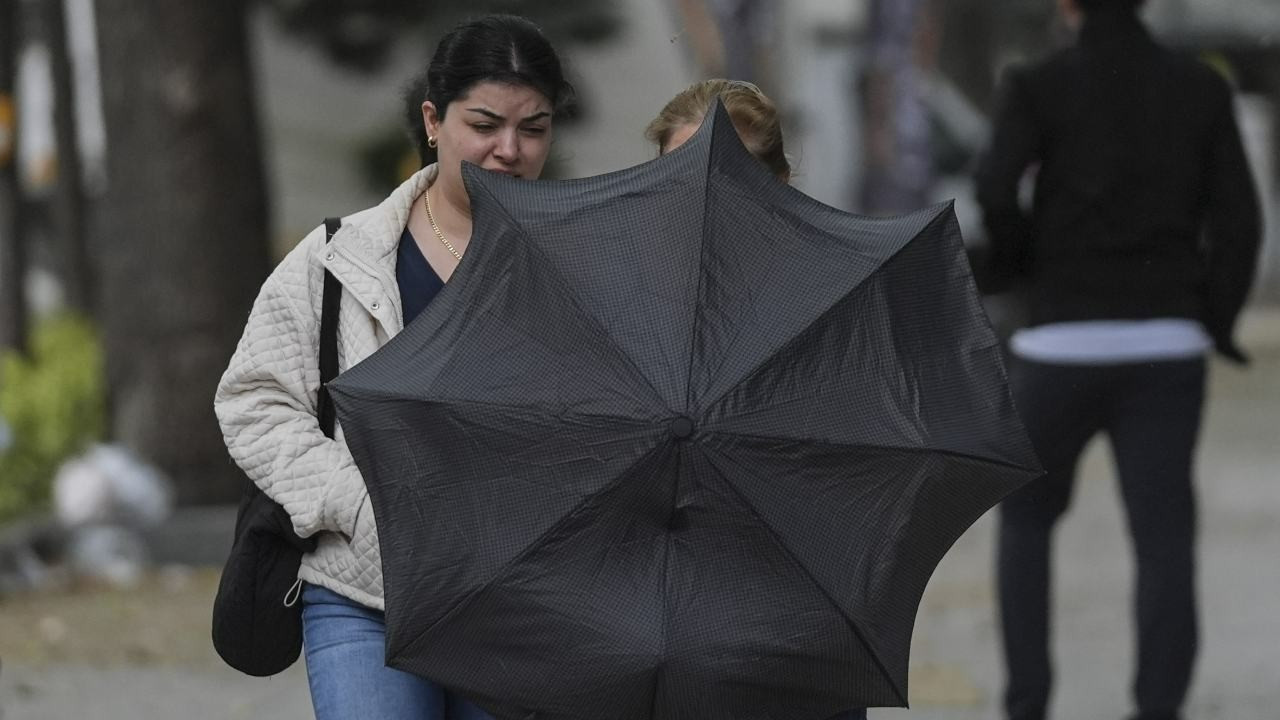 Meteoroloji'den saatli uyarı: İstanbul dahil birçok il için gök gürültülü sağanak alarmı