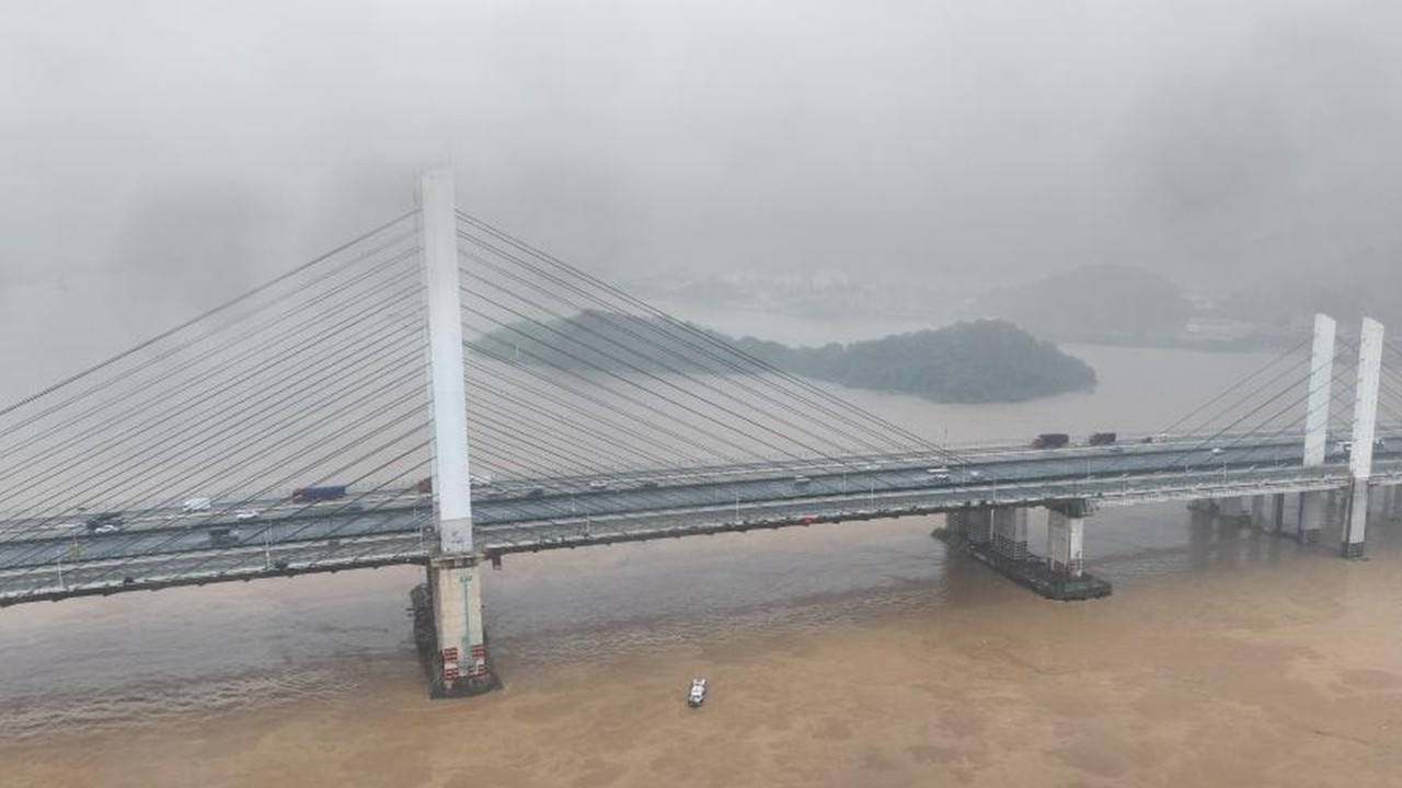 Çin’de kargo gemisi köprüye çarptı: 4 kayıp