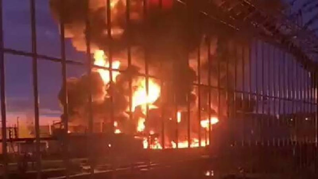 Ukrayna vurdu: Rusya'daki petrol tesisinde yangın