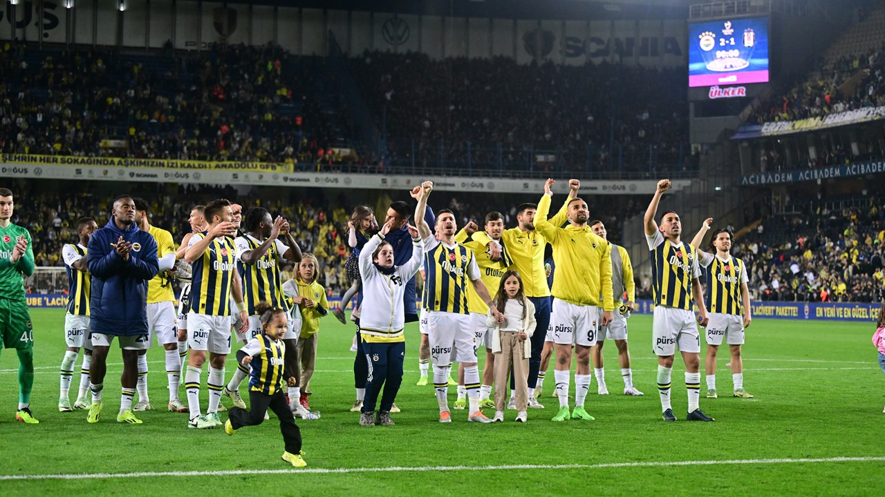 Fenerbahçe, Beşiktaş'ı 2-1'le geçti