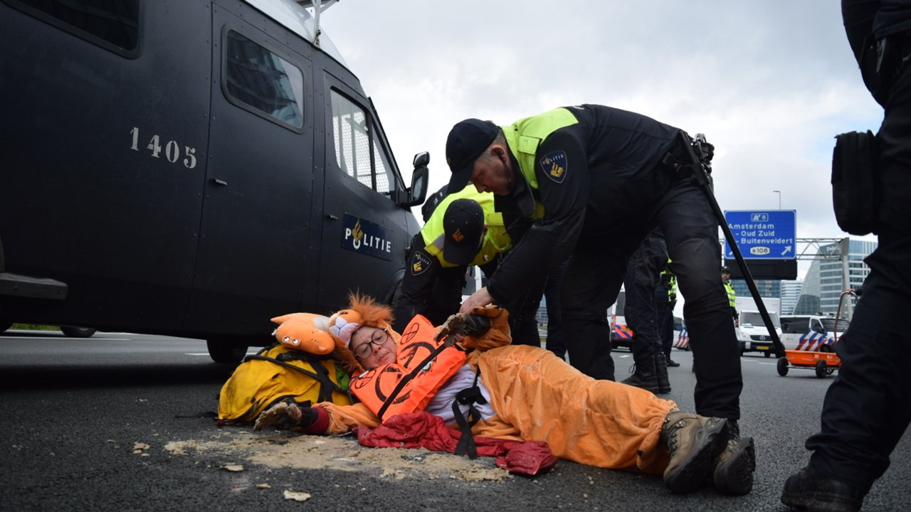 Hollanda'da iklim aktivistleri yolu kapattı: 100 kişi gözaltında