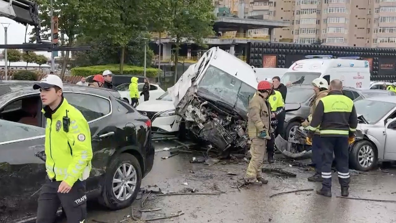 İstanbul'da 7 aracın karıştığı zincirleme kaza: Yaralılar var