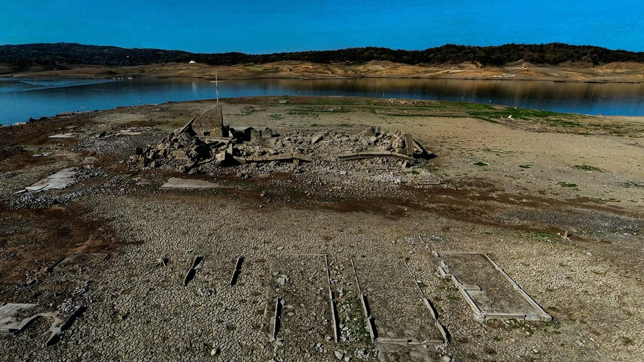 Kuraklık etkili oldu: 300 yıllık kasabanın kalıntıları yüzeye çıktı