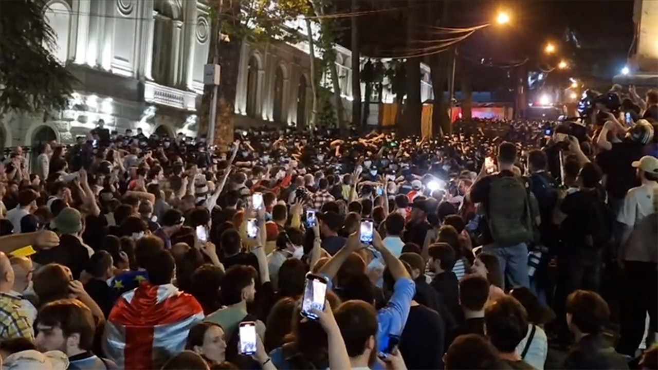 Gürcistan sokakları karıştı: 'Yabancı ajan' tasarısına protesto