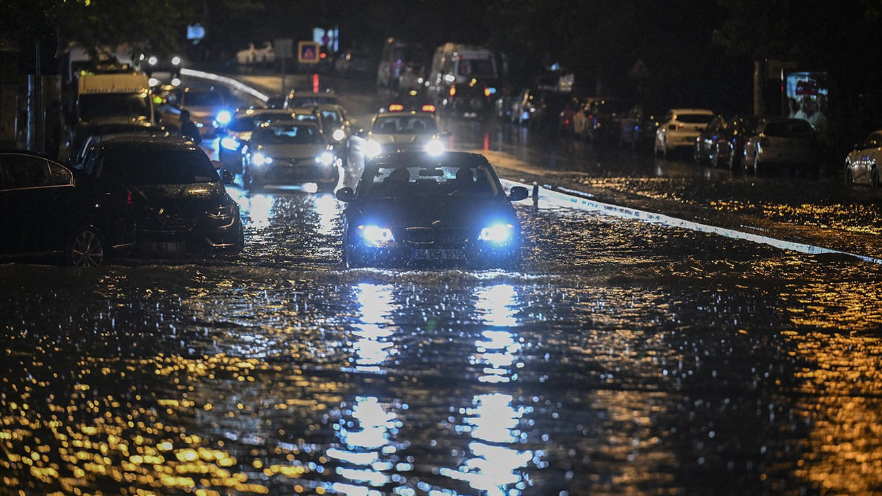 Ankara'da sağanak yağış! Sokaklar taştı araçlar yollarda kaldı